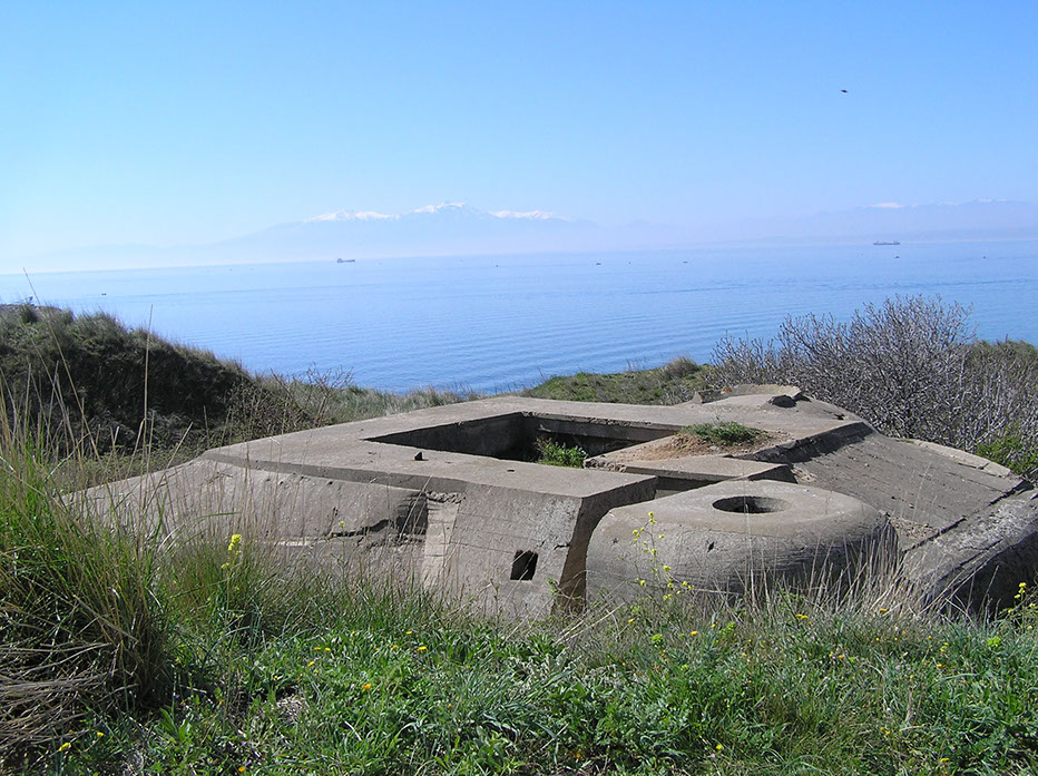 Poste de contrôle regelbau 636 en Grèce avec la montagne en arrière-plan Olympus